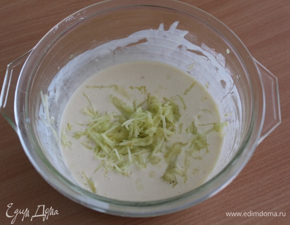 Добавить оставшееся молоко. Хорошо перемешать, добавить растительное масло и натертое яблоко.