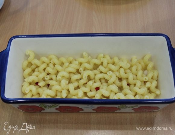 Макароны отварить до готовности, уложить на дно формы.