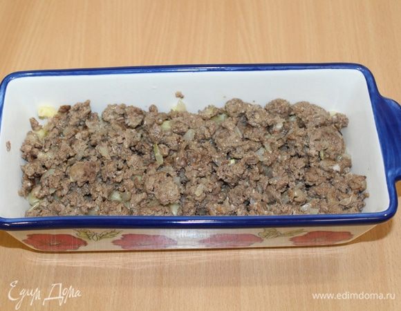 На сковороде нагреть масло и обжарить фарш, помешивая. Добавить лук с чесноком и все вместе обжарить. Посолить и поперчить по вкусу. Выложить на макароны.