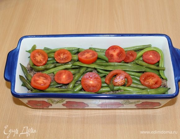 Дольки помидоров.