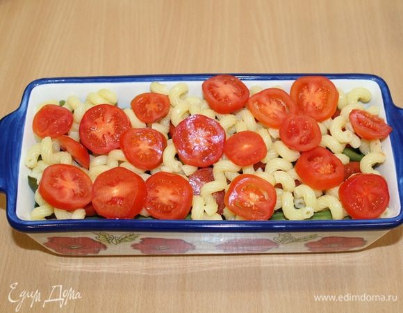 Затем снова макароны и помидоры.