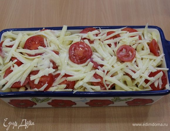 Запеканку посыпать сыром, яйца с молоком взболтать и залить запеканку.