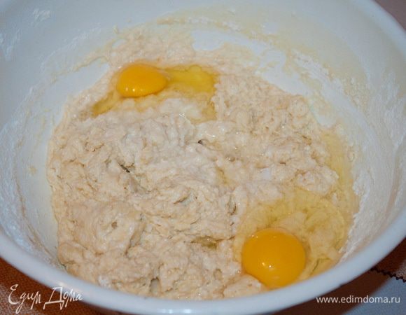 Добавить 0,5 ч. л. соды (загасить уксусом) и добавить 2 яйца.