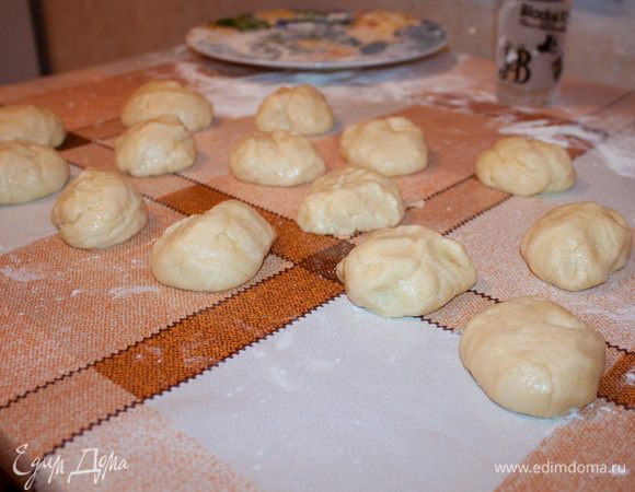 Получившееся тесто разделить на 15 равных кусочка и поставить в холод на 20 минут.