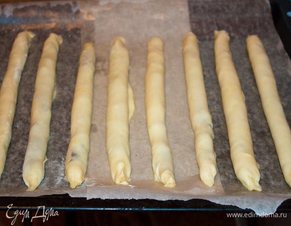 Выпекаем в два захода, в разогретой духовке, при температуре 200°С на протяжении 20 минут.
Выпекаем, даем остыть, а сами готовим крем и шоколадную глазурь.