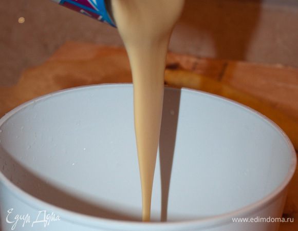 Крем:
В емкость для взбивания крема вливаем сгущенное молоко.