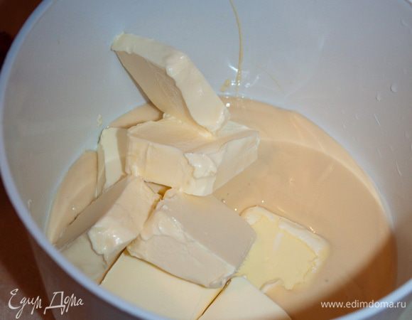 Добавляем кусочки масла.