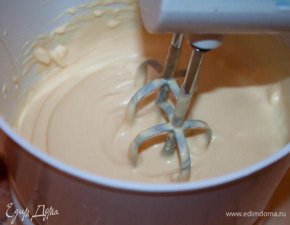 Взбиваем миксером и следим за консистенцией, чтоб масло не взбилось комочками.