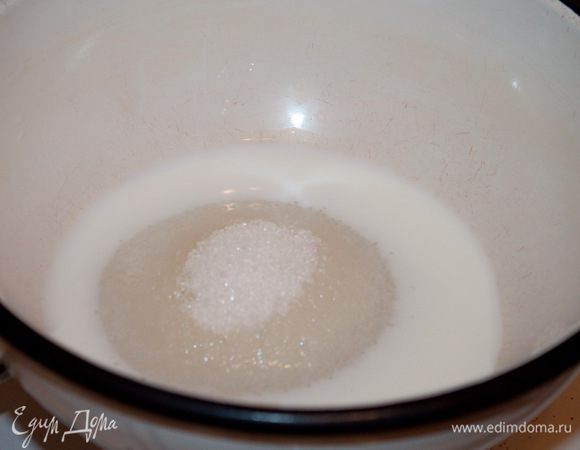 Далее готовим шоколадную глазурь:
Сперва надо растопить сахар в молоке.