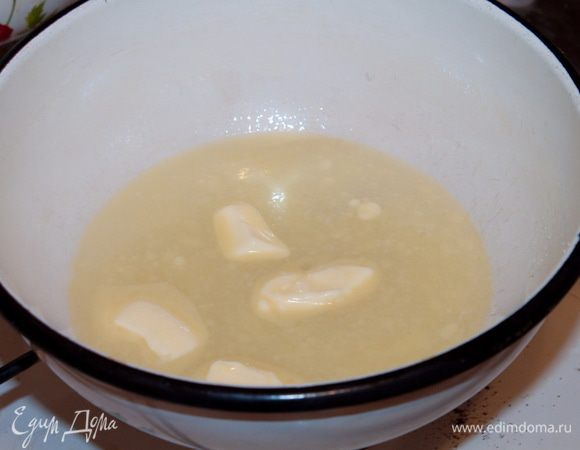 Добавить масло.