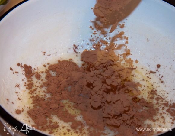 В однородную массу добавляем какао.
На медленном огне доводим по кипения и, постоянно помешивая, кипятим 2-3 минуты.