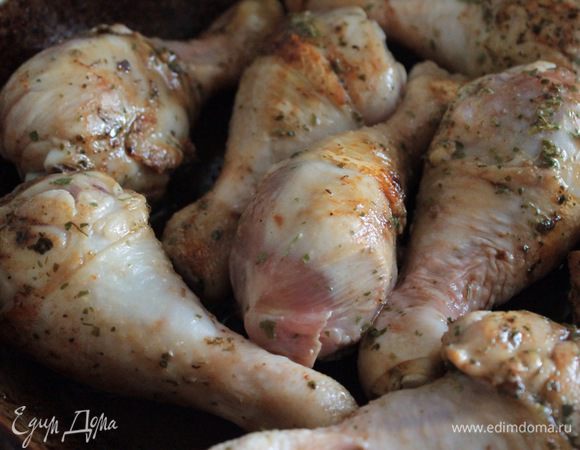 Куриные голени посолить, поперчить, обжарить на смеси растительного и сливочного масла.