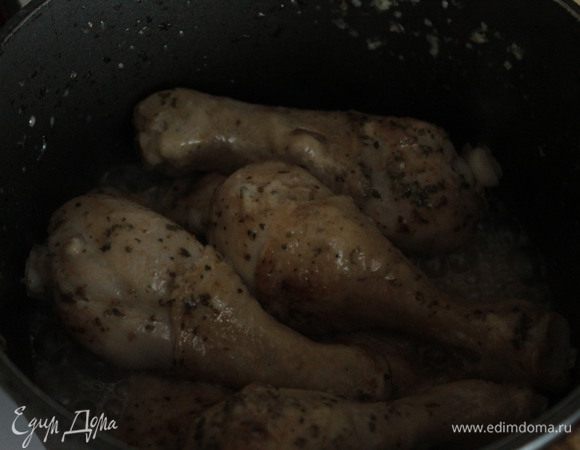 Сложить обжаренные куски мяса в сотейник, добавить 1 ст. бульона и тушить 20-30 минут.