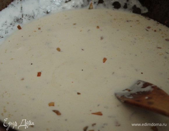 Обжарить мелко нарезанный лук-шалот. Влить вино, довести до кипения, добавить крем-фреш, перемешать и добавить все в сотейник к курице. Потушить около 3 минут, посыпать свежей зеленью и подавать к столу.
Приятного аппетита :)