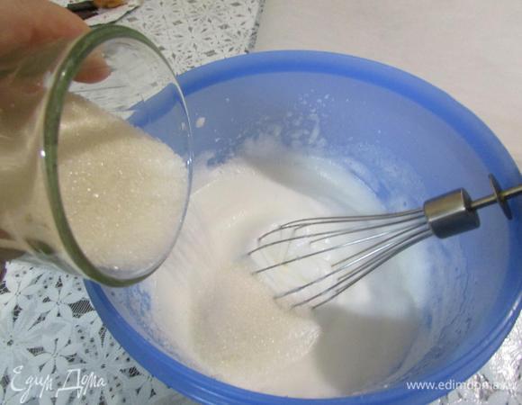 Накануне приготовить безе (можно купить готовое безе). Охлажденные белки взбить в крепкую пену. Затем постепенно ввести сахар, продолжая взбивать до устойчивых пиков.