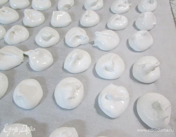 Отсадить белково-сахарную массу на противень. Выпекать при 80-100°C, около 2 часов. Оставить в духовке до полного остывания.