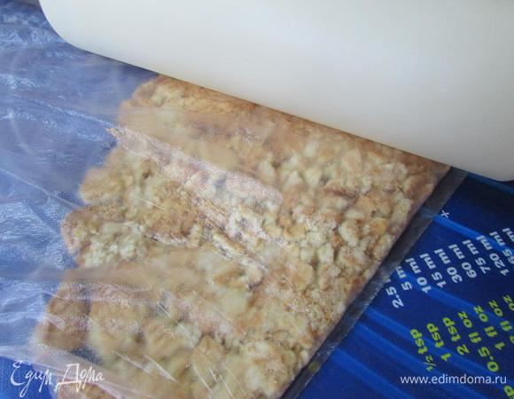 Печенье размолоть в крошку.