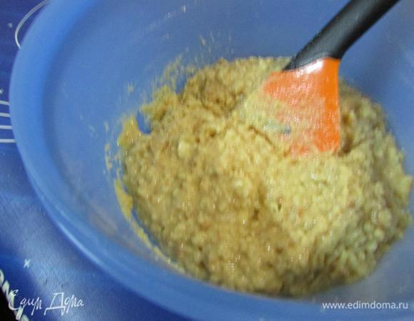 В миске смешать печенье, размягченное сливочное масло, шоколад и сгущенное молоко.