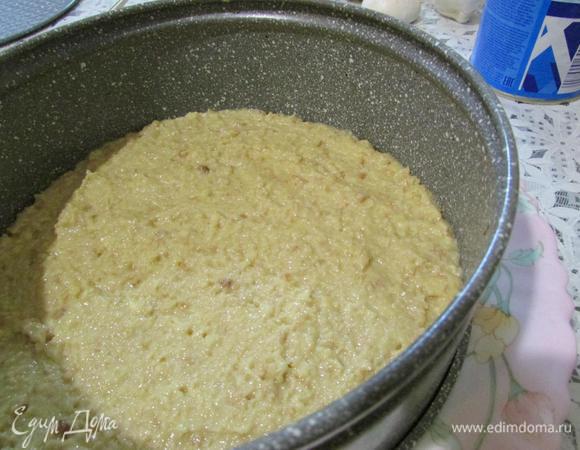 Бортики от формы (18-20 см) поставить на подходящую по размеру тарелку. Выложить часть основы.