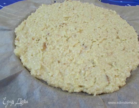 Другую часть выложить на пергамент (радиусом разъемной формы). Обе основы отправить в холодильник на 1 час.