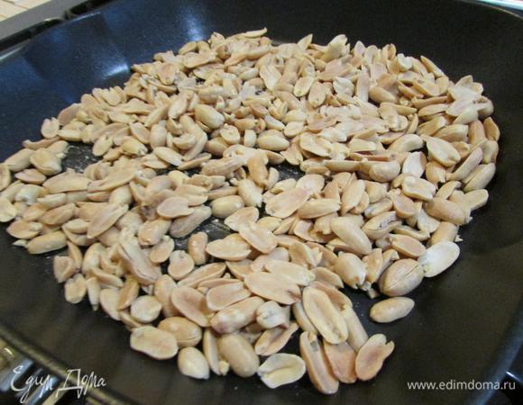 Этим временем приготовим крем. Орехи прокалить на сухой сковороде, по желанию измельчить (я этого не делала).