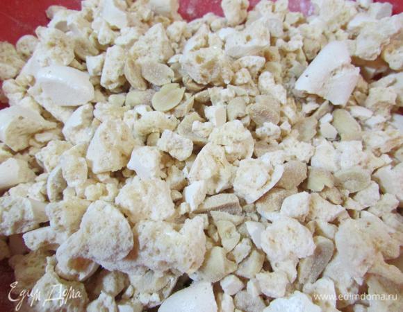Безе поломать в крошку. Смешать с орехами.