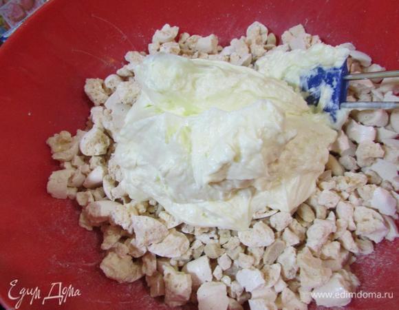 Сливочное масло взбить. Добавить сгущенное молоко. Перемешать лопаткой. Добавить к безе и орехам.