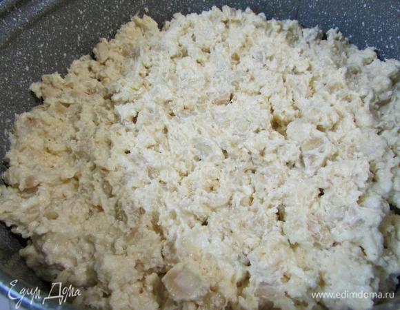 Извлечь форму из холодильника. Выложить на основу часть крема. Разровнять.