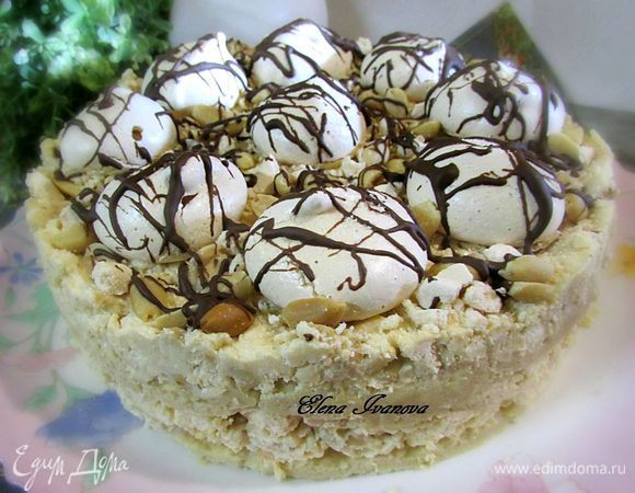 Торт аккуратно извлечь из формы. Украсить по желанию. Я украсила целыми безешками, орехами и темным шоколадом.