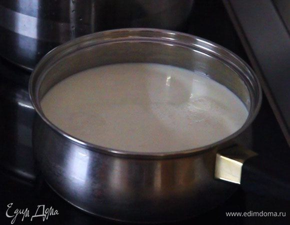 Подогреваем молоко до тёплой температуры.