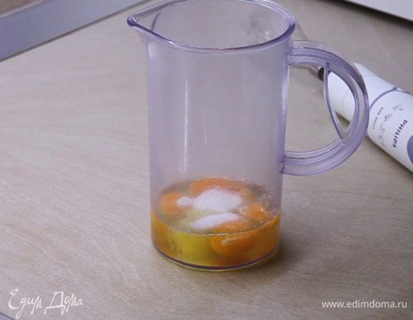 Взбиваем 3 яйца с 3 ложками сахара и 1 чайной ложкой ванильного сахара.