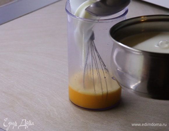 Добавляем в смесь 2 половника тёплого молока и соду на кончике ножа. Перемешиваем.