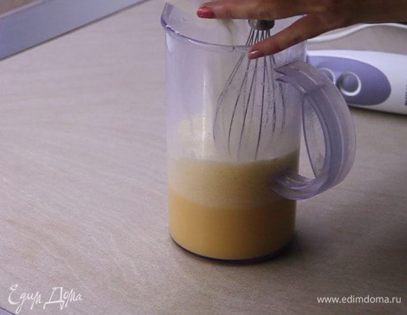 Добавляем в смесь 300 грамм просеянной муки. Перемешиваем хорошо, чтобы не было комочков.