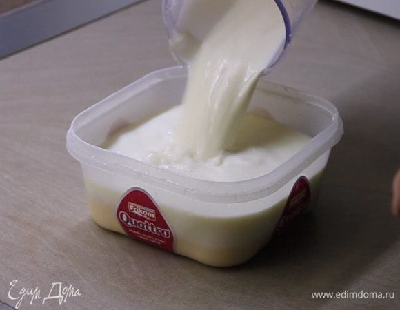 Получившуюся смесь вливаем в оставшееся молоко. Перемешиваем половником или ложкой. Оставляем на 10 минут постоять смесь, чтобы все ингредиенты перемешались.