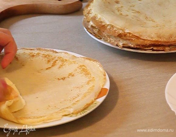 В готовые блинчики заворачиваем по полоске твёрдого сыра.