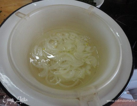 Лук нарезать мелко. Поскольку свекла у меня нарезана соломкой, то и лук (я взяла всего одну небольшую головку) я нарезала тоненькой соломкой и обдала его кипятком, буквально на минутку. Это делать не обязательно, просто я не люблю резкий вкус и запах лука. Возможно, сюда лучше бы подошел красный лук.