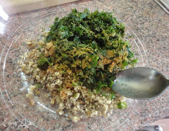 Орехи соединить с нарезанной зеленью, солью, уксусом и всеми пряностями. Тщательно перемешать. Теперь надо просто перемешать заправку с овощами. Я сделала немного иначе.