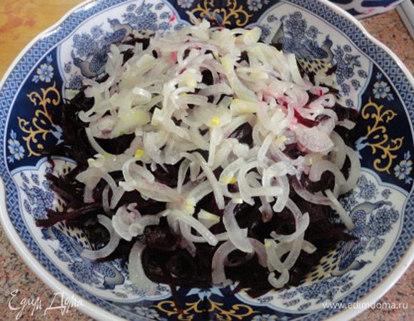 В салатник выложила свеклу, сверху лук.