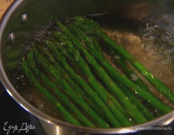 У спаржи удалить грубые черенки и опустить ее на несколько минут в кипящую подсоленную воду, затем обдать ледяной водой и выложить на бумажное полотенце.