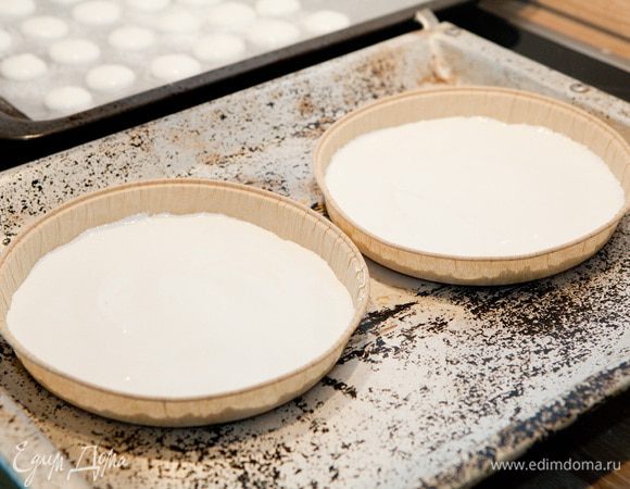 Или можно распределить по двум бумажным формам для выпечки. Мне такой вариант больше нравится. Коржи получаются одинаковые и ровные.