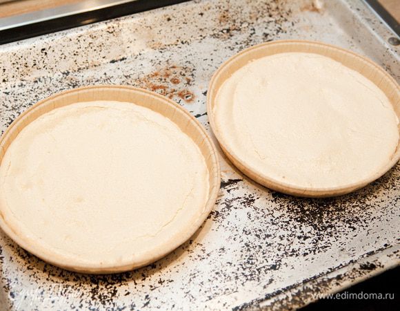 Отправляем наши коржи в разогретую до 100-110°С духовку. Сушим безе от 40 минут до 1 часа 10 минут, это зависит от плиты и толщины слоя. Готовые коржи достаем из духовки и даем остыть.