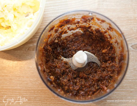 Чернослив и инжир промываем водой и заливаем кипятком в удобной ёмкости на 1-1,5 часа. Затем сливаем воду и обмакиваем бумажным полотенцем. Далее измельчаем в блендере.