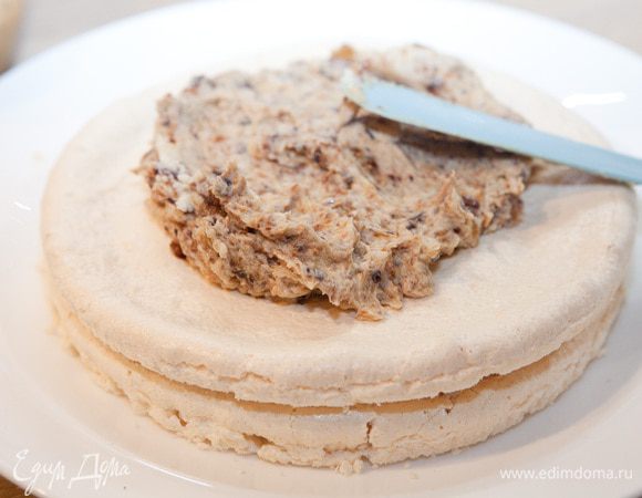 Собираем наш тортик по слоям. Часть крема оставляем для обмазки по краям.