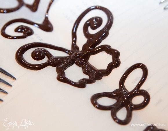 Для декора я сделала бабочек из горького шоколада. Измельчила грецкие орехи и приготовила крошечные безе из части массы.