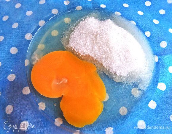 Вбиваем крупное яйцо в миску с сахаром и ванилью.