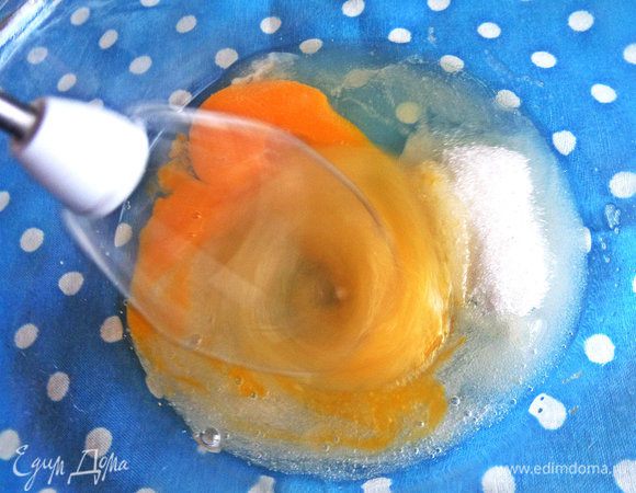 Взбиваем или растираем ложкой.