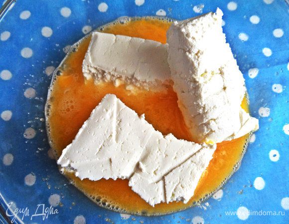 Отправим пачку творога. Мы любим творожные оладьи, они напоминают сырники, но делать проще, не нужно обваливать в муке.