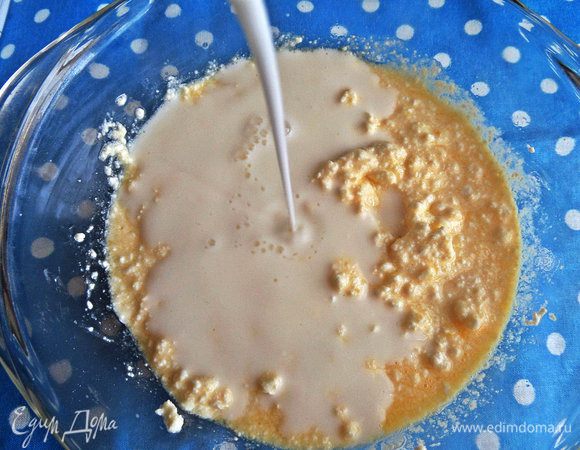 Кефир (если густой, то можно разбавить водой).