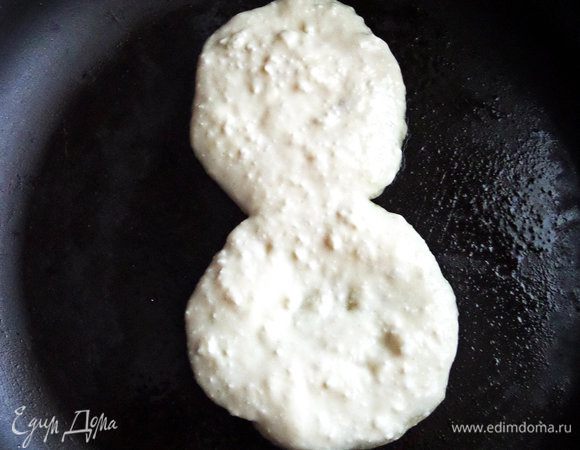 Разогреваем сковороду с маслом и с помощью двух ложек наливаем густое тесто. Следим,чтобы оладушки склеились.