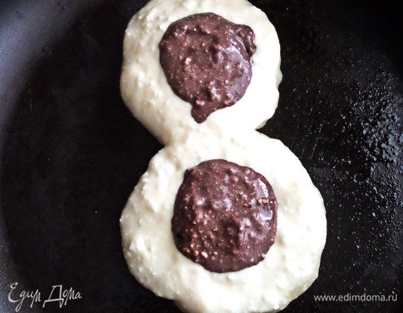 Для коричневого теста нужны тоже две ложки (всего 4!),при помощи них капаем в центр кружочки поменьше.